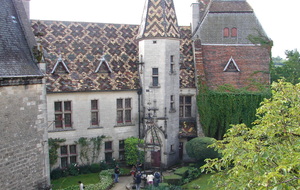 LA ROCHE POT - cour du château